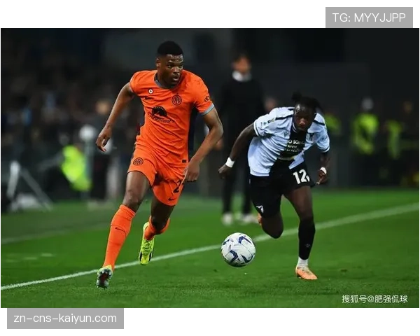 国米训练课演练3-4-2-1新阵，邓弗里斯位置前提引发关注